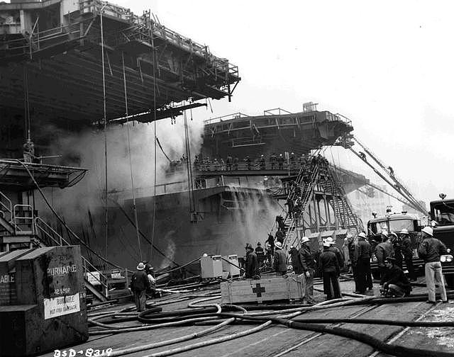 8万吨航母在船坞里燃起大火，猛烧了12小时，灌入15000吨水才扑灭