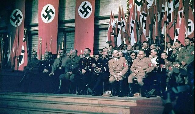 老照片再现希特勒入侵奥地利真实场景，奥地利人走上街头举旗欢迎