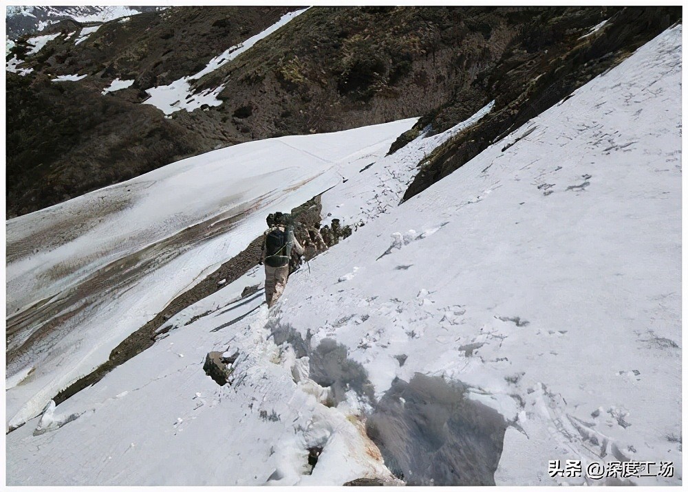 山区下雪降温，印军佩戴美国暴风雪面罩！专家挖苦：印军太寒酸