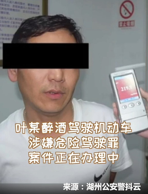 男子与2条狗吵架，吵不赢愤然报警，结果警察把他抓走了