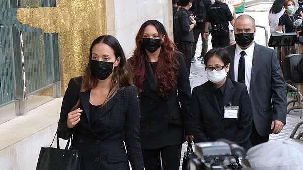 赌王最丑女儿58岁没嫁人，把孤儿侄女养大，葬礼上姑侄俩携手前行