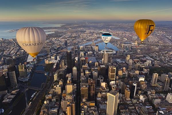 梦幻热气球之旅：飞上澳大利亚墨尔本市区上空，眺望城市之美