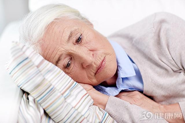 家里老人总是坐着就睡着了？警惕：可能是4类疾病所致