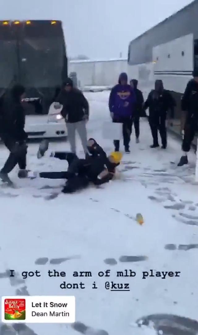 湖人抵达印城机场打雪仗！麦基一记雪球击倒库兹马 雪地上搁瓶红酒