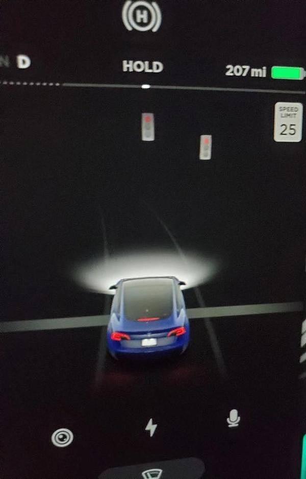 特斯拉汽车再次酷炫升级：可识别红绿灯和车道线