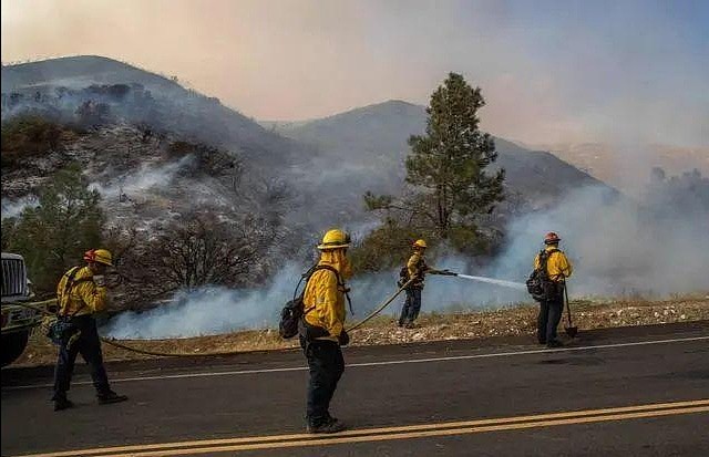 美国加州山火肆虐，消防员人力紧张，政府竟调集囚犯来灭火