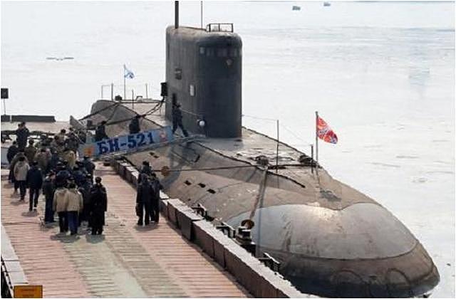 潜艇手艺谁更强，俄罗斯服了，一艘基洛级潜艇，中国生生拉长15米