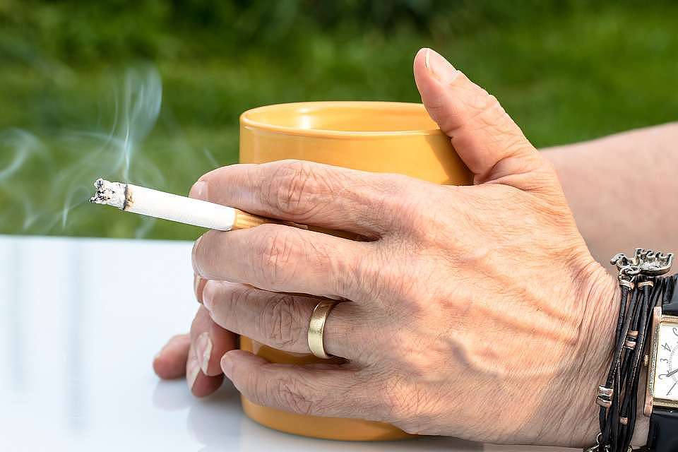 7成慢阻肺患者因吸烟而起？多少岁前戒烟更有效，医生道出这个数