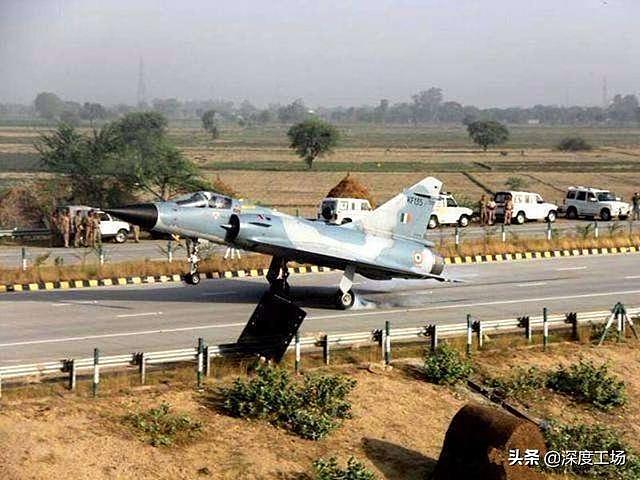 印度17条公路改建战机跑道：步兵撤了，拉达克印度空军持续增强