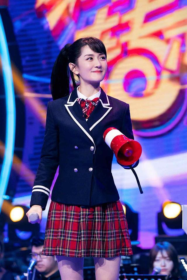 谢娜回央视舞台心情好，斜刘海穿制服cos楚雨荨惊人相似，太显嫩