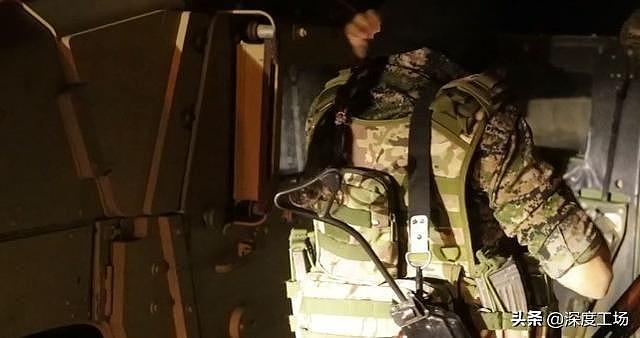 库尔德女兵全副美国武器，深夜对叙利亚城镇大搜捕：大批人员被捕