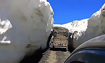 印军卡车小心翼翼通过，拉达克恐怖山口：两侧是数米高雪墙