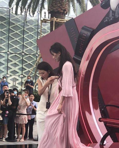 刘诗诗现身户外活动，穿粉色仙女裙人气高，两人为她撑伞一人搀扶