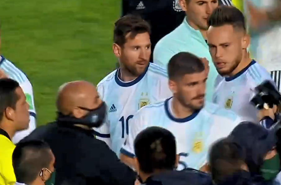 2-1逆转，阿根廷领跑第1！前永昌外援怒怼梅西，赛后引发闹剧