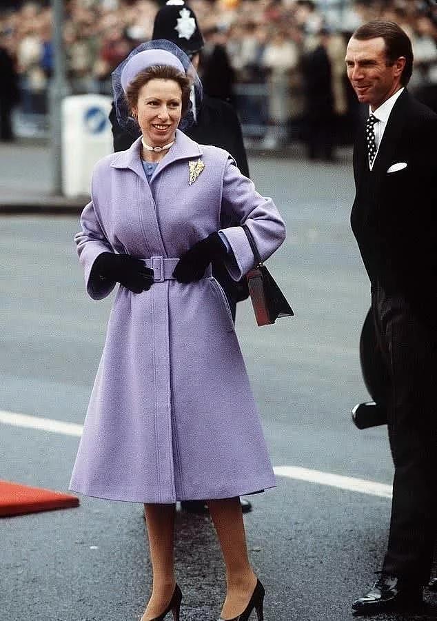 英国女王最宠爱的女儿过70大寿！一件衣服穿30多年，却讨厌戴安娜