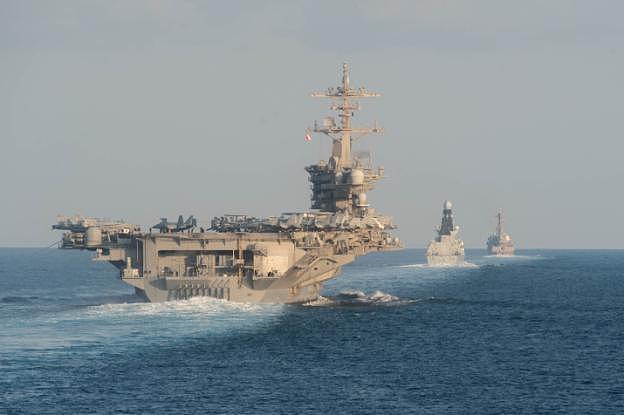 美航母逼近霍尔木兹海峡，以色列紧急增兵边境，警告2天后将开火