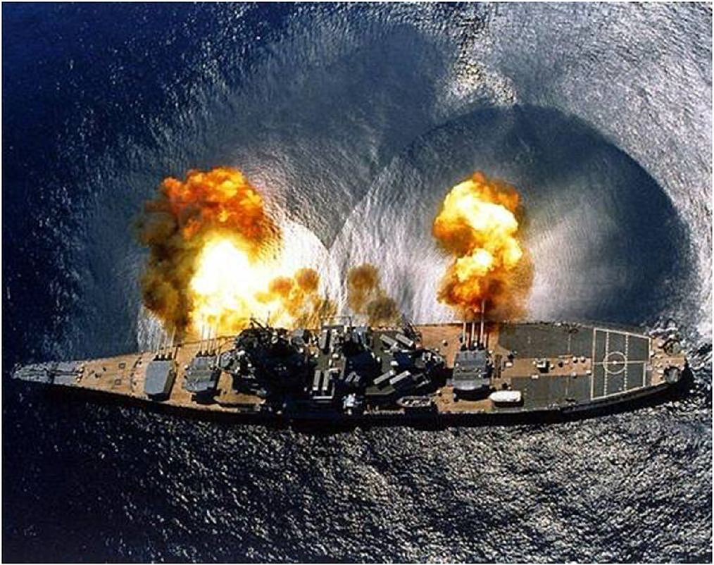 7万吨装甲舰，被俯冲轰炸机灌顶，鱼雷机击沉，美军记住一个教训