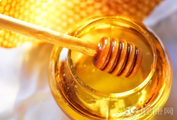 牛津大学研究：用蜂蜜治疗咳嗽和感冒，比抗生素更管用