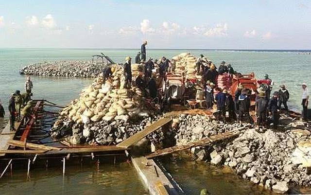 越南累吐血建造2个人工岛，遭台风吹跑：现在人力扛石头填海