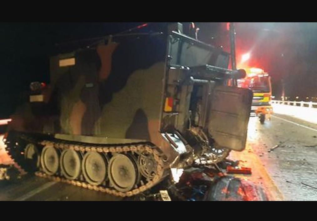 驻韩美军又闯祸，15吨装甲车与SUV惨烈相撞，4名韩国人死亡