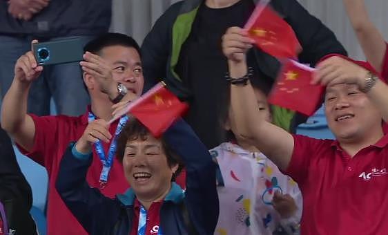 满脸幸福！澳网观众为张帅唱生日歌，中国球迷挥舞国旗，太感动