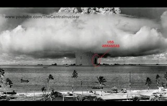 原子弹的巨大破坏力：航空母舰被炸成麻花，战列舰被抛到300米外