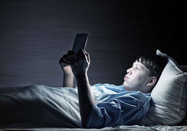 20年研究调查：睡眠不足6小时的你，若扛得住这3个后果，尽情熬夜