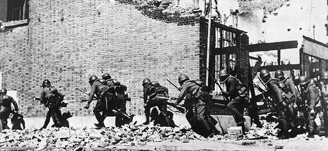 四百孤军坚守四行仓库，面对日军炮火，展现中国军人的脊梁