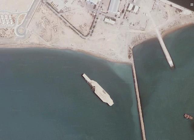 航母出现在伊朗军港，满载舰载机：美军机立刻侦察