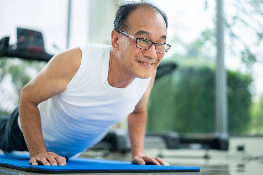 50岁之后，男性健康开始下坡路？提醒：做好4件事，疾病去一半
