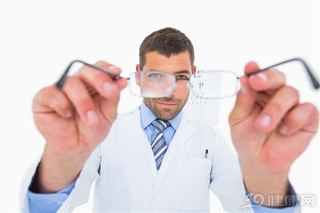 辟谣：近视眼手术不安全，因为眼科医生自己都不做，副作用太大了
