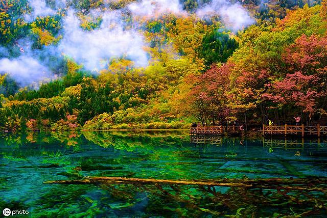 全球最美湖泊榜单 中国一湖泊上榜 你见过五彩斑斓的湖水吗