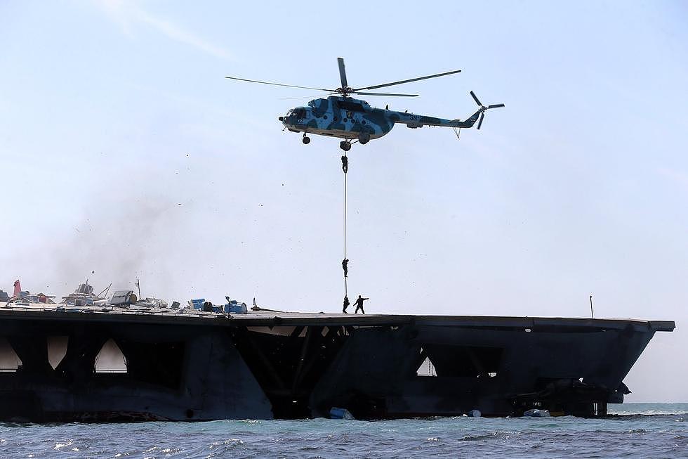 伊朗划出禁区，上百战舰和战机实弹射击，美航母被迫中止自由巡航