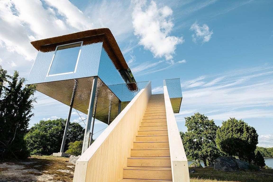 在瑞典自然保护区，你可以通过悬挂别墅的玻璃地板观看野生动物