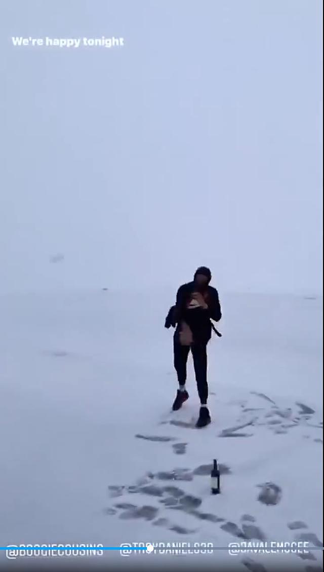 湖人抵达印城机场打雪仗！麦基一记雪球击倒库兹马 雪地上搁瓶红酒