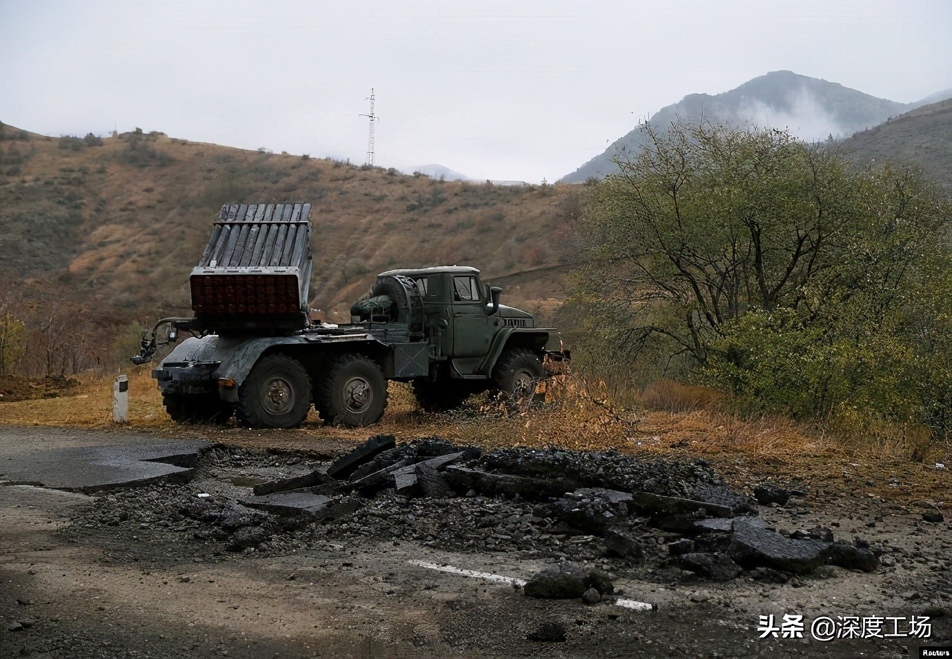 俄军进入纳卡战场，公路尸横遍野：大批亚美尼亚军人尸骸抛弃路边