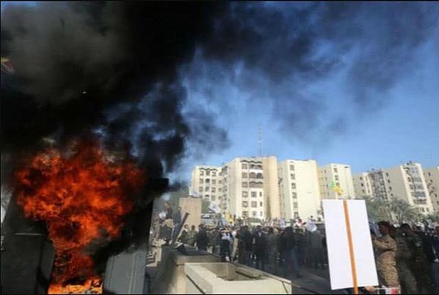 数千民众冲击大使馆，群殴美使团，焚烧美国旗，阿帕奇开火镇压
