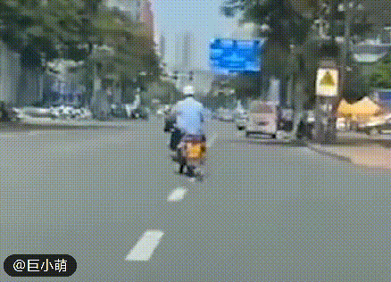 穿疑似警服男子骑摩托车拖行小狗，到底是真无知还是故意虐待？