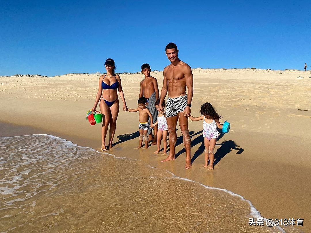 C罗一家六口海滩玩耍！乔妹比基尼身材傲人，总裁牵俩女儿玩沙子