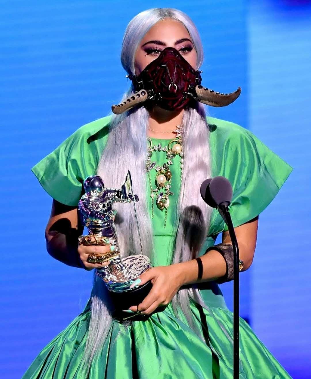 这五款口罩要留名青史！LadyGaga去颁奖，口罩设计太脑洞