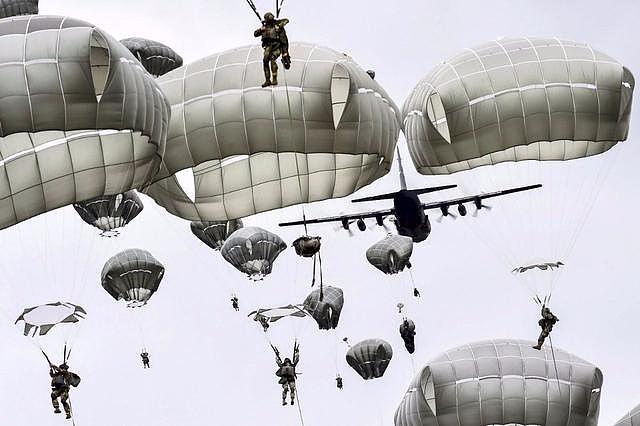 空降兵跳伞如何携带武器：俄军揣怀里，美军吊脚下，我军背后背