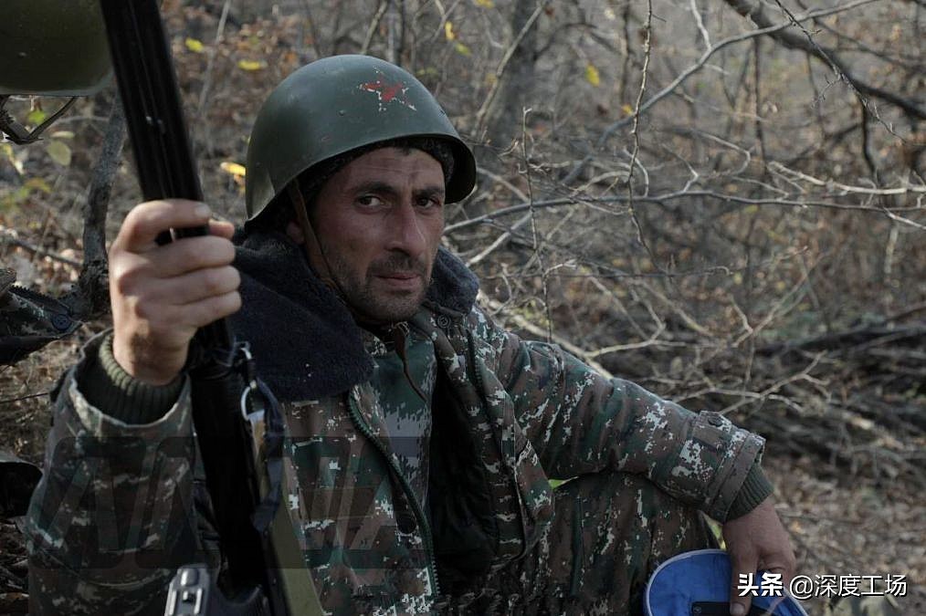 亚美尼亚士兵距离燃烧弹仅3米，毫无惧色死守阵地：打退敌军冲锋