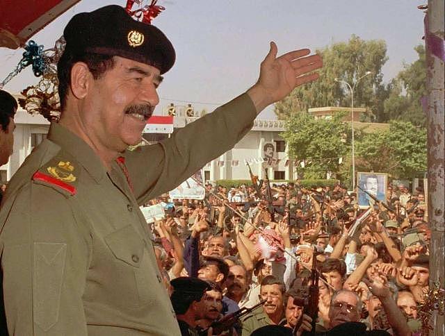 一代枭雄萨达姆死后，伊拉克民众狂欢，这国却为他降半旗哀悼三天
