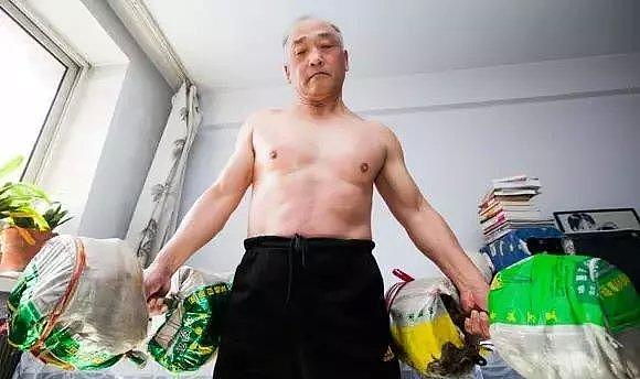 73岁大爷用电熨斗健身20年！自制健身神器，让整个健身圈叹服