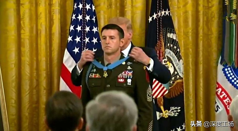突袭IS秘密监狱，刑场营救75名人质：美军特种兵获得荣誉勋章