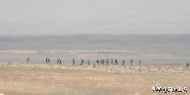 叙利亚军队遭伏击，1名武装分子端着机枪猛烈扫射：叙军狼狈逃命