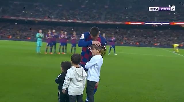 萌哭了！梅西3个儿子赛前为他颁发金球奖 1岁幼子西罗被大场面吓哭