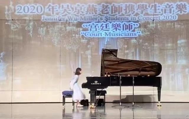 10岁考拉参加音乐会，天鹅裙配编发弹钢琴镇定从容，气质随妈妈