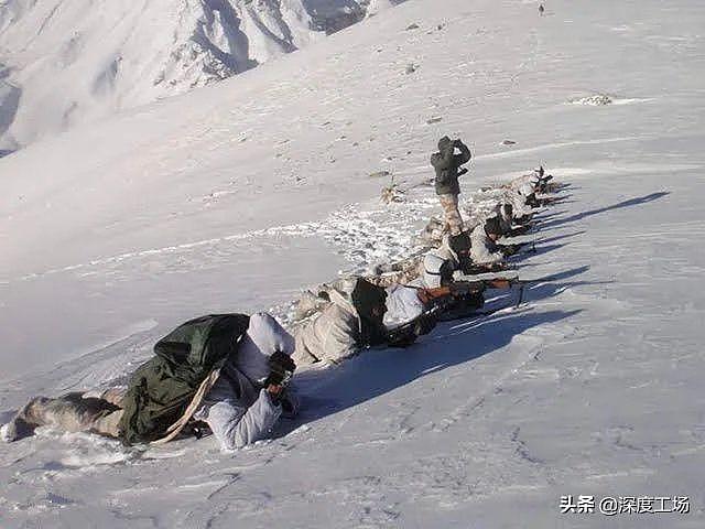 班公湖开始结冰，印军小帐篷外露天做饭：印军出动双峰骆驼运输