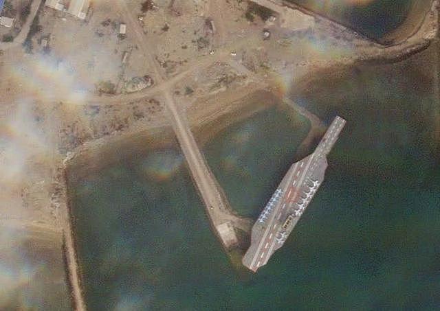 航母出现在伊朗军港，满载舰载机：美军机立刻侦察
